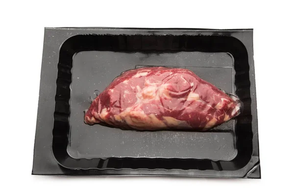 Viande fraîche emballée sous vide, isolée sur blanc — Photo