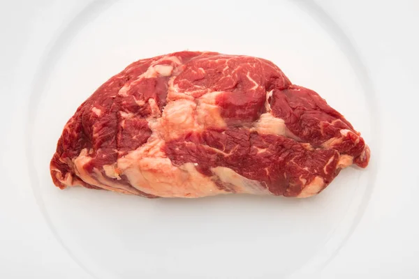Taze sığır eti beyaz plaka üzerinde — Stok fotoğraf