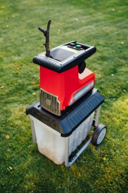Bahçe neşeli, elektrik Parçalayıcı (mulcher), yeşil çim arka plan