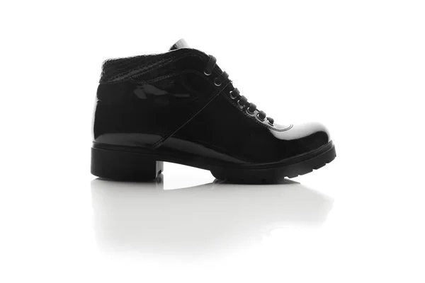 Beyaz izole vernikli siyah rugan Ayakkabı — Stok fotoğraf