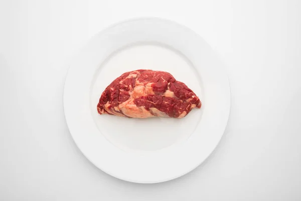 Taze sığır eti beyaz plaka üzerinde — Stok fotoğraf