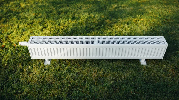 Radiator op groen gazon, ecologische verwarming concept — Stockfoto