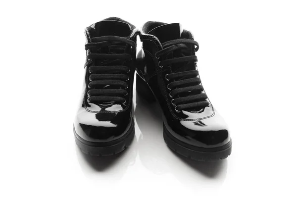 ブラック塗装の白で隔離の特許革の靴 — ストック写真