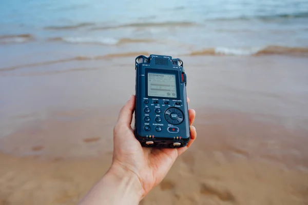 Draagbare audio recorder opnemen in de hand ambient geluiden van de zee — Stockfoto