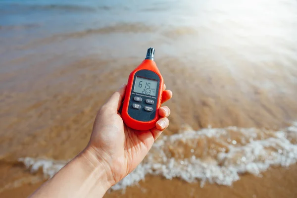 Tragbares Thermometer in der Hand zur Messung von Außentemperatur und Luftfeuchtigkeit — Stockfoto