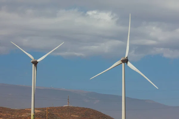 Электрические ветряные турбины фермы, синий фон неба — стоковое фото
