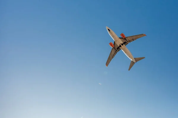 Літаючий літак у блакитному небі — стокове фото