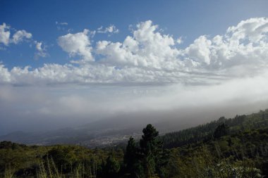 dağlarda mavi gökyüzünde bulutlar