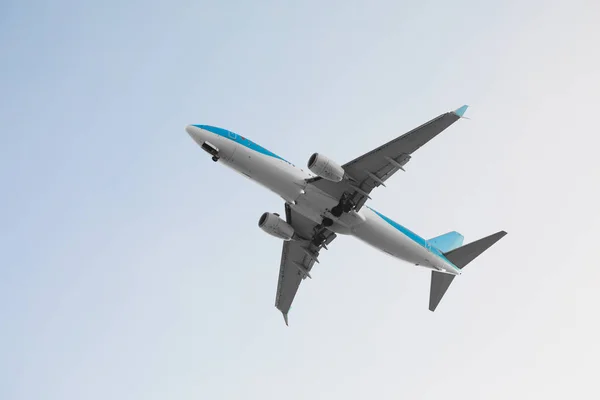 Flying airplane in blue sky — Stock Photo, Image