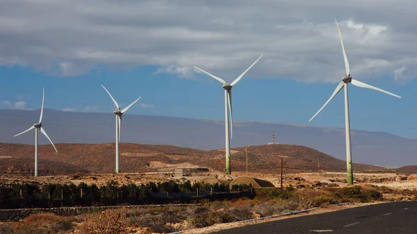 Turbine eoliche elettriche fattoria, sfondo cielo blu — Foto Stock