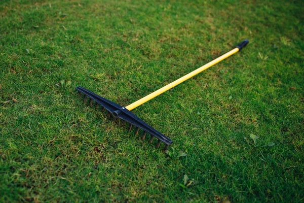 Campo da golf bunker rastrello su erba verde — Foto Stock