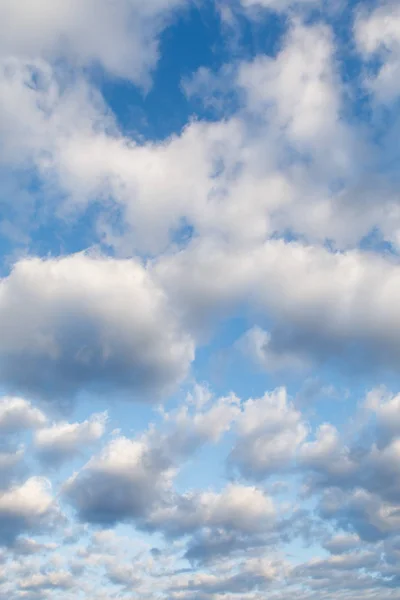 Wolken op blauwe hemel op zonnige dag — Stockfoto