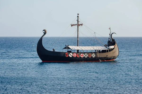 Stará černá loď na otevřeném moři — Stock fotografie