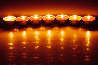 Grup kırmızı tealight mum yanan