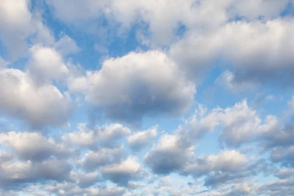 Wolken op blauwe hemel op zonnige dag — Stockfoto