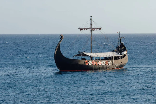 Oude zwarte schip in de open zee — Stockfoto
