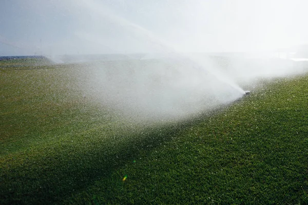 Aspersor de gramado automático de campo de golfe — Fotografia de Stock