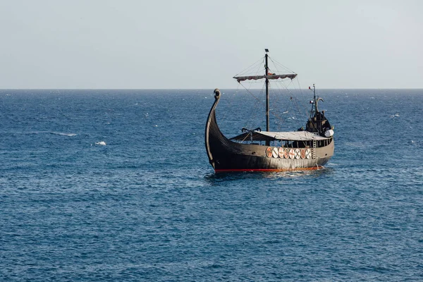 Oude zwarte schip in de open zee — Stockfoto