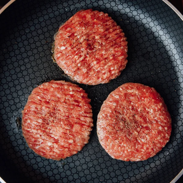 Galettes de viande de bœuf hamburger cuisson sur une casserole — Photo