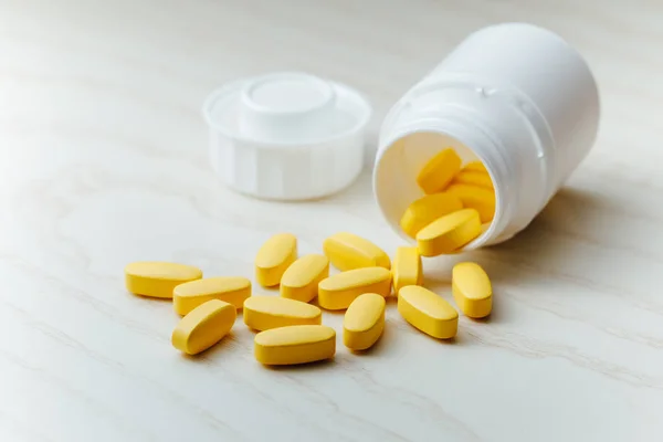 Żywieniu suplementy, żółte tabletki multiwitaminy — Zdjęcie stockowe