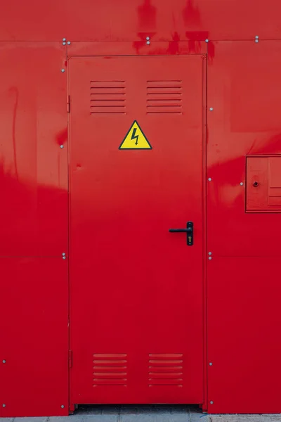 전기 실에 빨간 문 — 스톡 사진