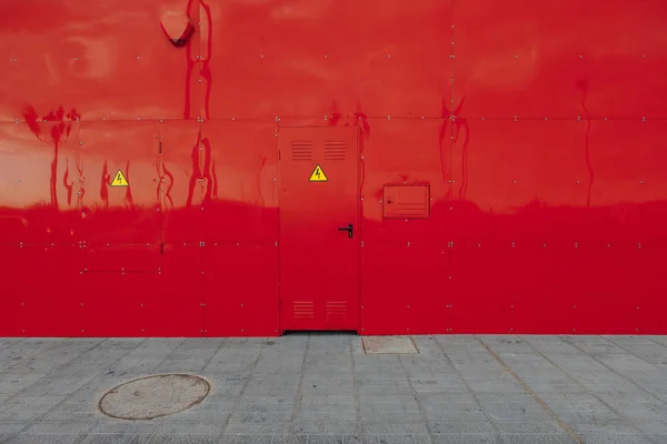 電気部屋に赤いドア — ストック写真