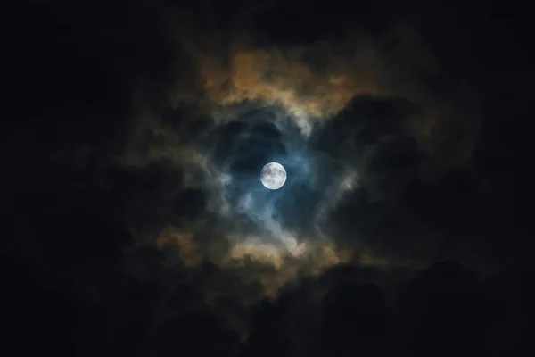 Mond in der Nacht mit Wolken — Stockfoto