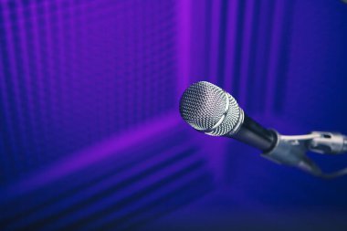 Stüdyoda akustik köpüklü mor arka plan.