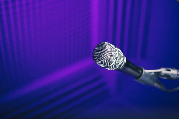 Micrófono en el soporte, fondo púrpura con espuma acústica en el estudio —  Fotos de Stock