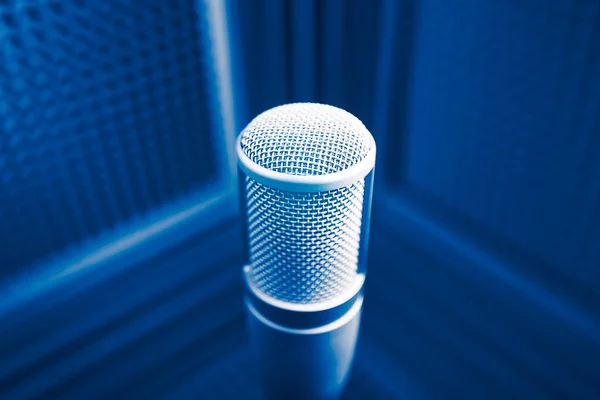 Microphone professionnel en studio d'enregistrement sonore, fond en mousse acoustique bleue — Photo