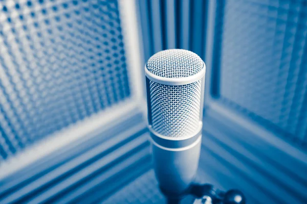 Microfono professionale in studio di registrazione del suono, sfondo blu schiuma acustica — Foto Stock