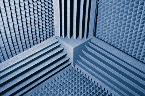 Absorbente de espuma acústica y trampas de graves para amortiguar el sonido de fondo azul — Foto de Stock