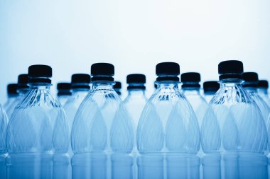 mavi arka plan üzerinde boş plastik şişe siluetleri