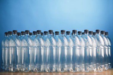 mavi arka plan üzerinde boş plastik şişeler