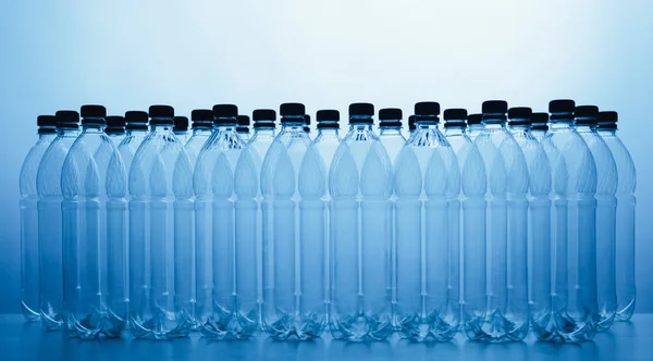 Siluetas de botellas de plástico vacías sobre fondo azul — Foto de Stock