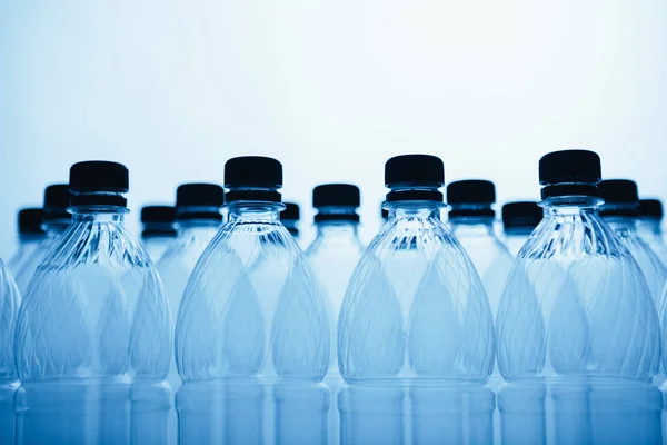 Lege plastic fles silhouetten op blauwe achtergrond — Stockfoto