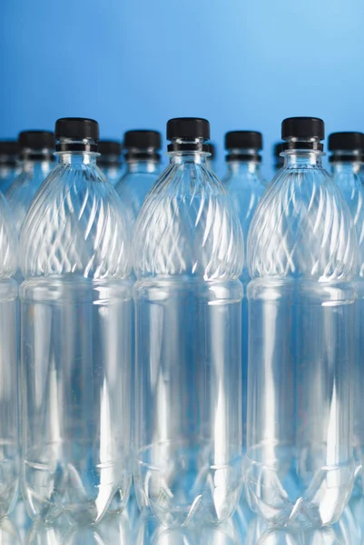 Lege plastic flessen op blauwe achtergrond — Stockfoto