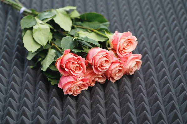 Pink roses bouquet on gray acoustic foam background — Stock Photo, Image