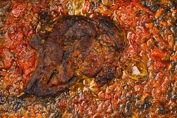 Fleisch mit im Ofen gebackenen Tomaten, Nahsicht — Stockfoto