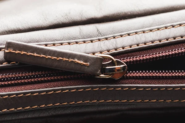 Cremallera de bolso de cuero marrón, vista de cerca —  Fotos de Stock