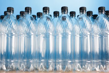 mavi arka plan üzerinde boş plastik şişeler