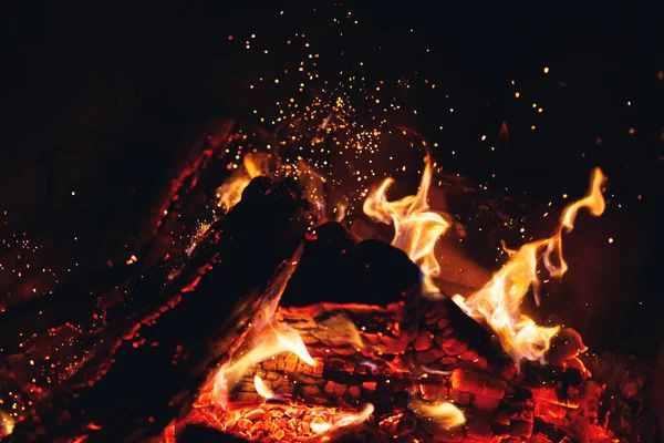 暖炉の火花で火の丸太を燃やす — ストック写真