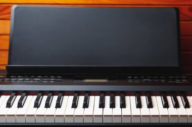 Müzik standı olan dijital piyano tuşları, kopyalama alanı arkaplanı