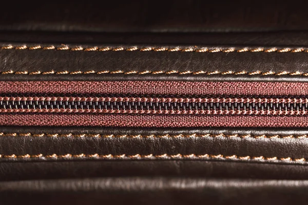Zíper de saco de couro marrom, vista de close-up — Fotografia de Stock