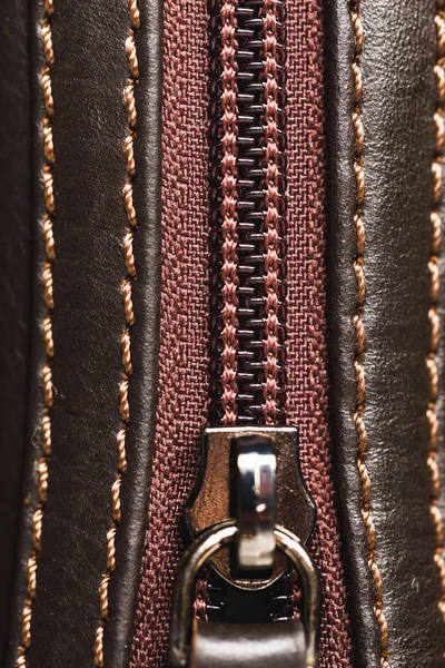 Zipper dari tas kulit coklat, tampilan close-up — Stok Foto