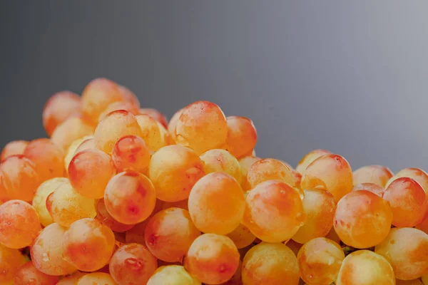Heap of grapes vine, gray background — Stock Photo, Image