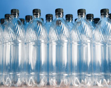 mavi arka plan üzerinde boş plastik şişeler