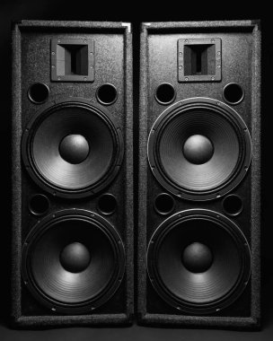 Siyah arkaplanda müzik hoparlörleri