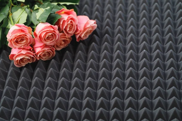 Pink roses bouquet on gray acoustic foam background — ストック写真