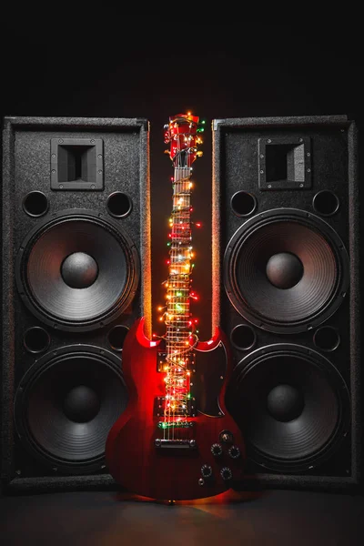 Guitarra eléctrica con luces navideñas festivas y altavoces de música — Foto de Stock